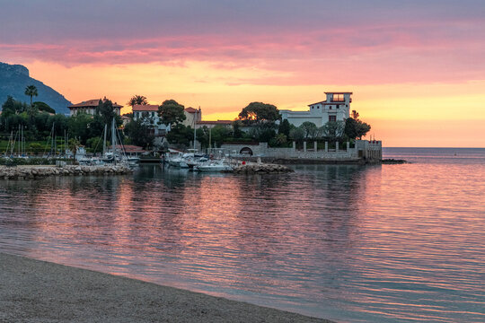 Lever de soleil dans la baie des fourmis entre Beaulieu sur Mer et Saint Jean Cap Ferrat sur la C&ocirc;te d'Azur