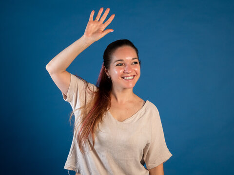 Joven mujer saludando a alguien conocido