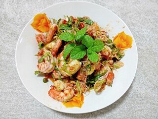 Grilled shrimps and fresh vegetable salad