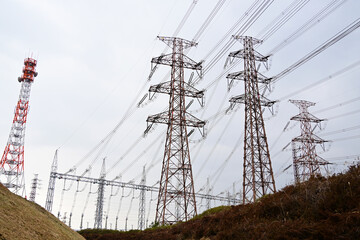 暗雲立ち込める変電所