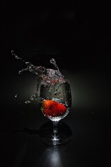 グラスに落ちるイチゴ