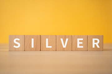 シルバー・銀のイメージ｜「SILVER」と書かれた積み木