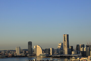 Obraz premium 新子安から見た横浜みなとみらい21 (朝景)