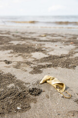 Obraz premium Masks are discarded on the beach, marine garbage.