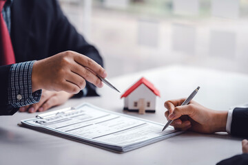 Real estate agent and customer make contract to buy and sell house and land.