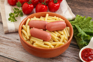 Mini sausages with pasta macheroni