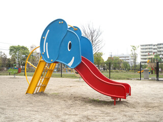 公園の遊具　すべり台