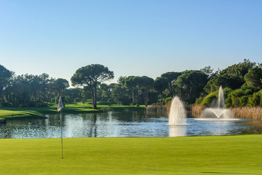 Stimmungsvoll gestaltete Landschaft eines Golfplatzes