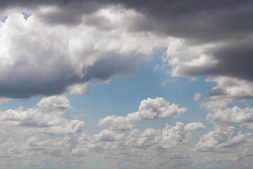 Obraz premium Panorama of the sky with dark gray rain clouds