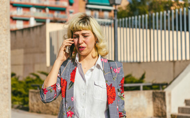 Mujer de pelo corto hablando por teléfono móvil bajo el sol , empresaria llamado por teléfono 