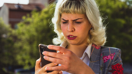 mujer enfadada y molesta enviando un mensaje por el teléfono móvil, el estrés de trabajar con el...