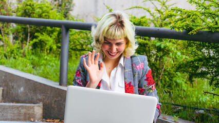 Mujer ejecutiva teletrabajando desde un parque con su computadora portátil, empleos emergentes en el 2022, mujer emprendedora 