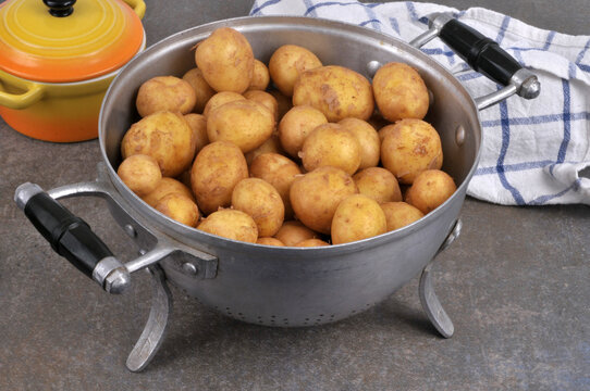 Pommes de terre grenailles dans une passoire en gros plan