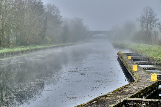 Canal de Foug dans la brume pr&egrave;s d'un rebord de fixations