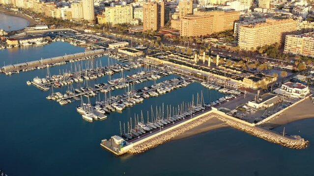 vista del puerto de Fuengirola en un bonito d&iacute;a, Andaluc&iacute;a