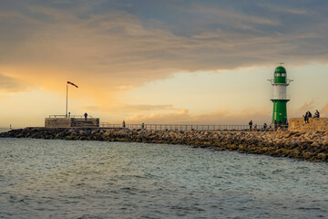 Obraz premium Ostsee Gespensterwald Strandkorb Rostock Warnemünde Strand Bäume Meer Salzwasser Küste Brandung Steilküste Wolken Gezeiten Himmel Wolken Stralsund Sonnenaufgang Sonnenuntergang Boot