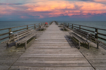 Fototapeta premium Ostsee Gespensterwald Strandkorb Rostock Warnemünde Strand Bäume Meer Salzwasser Küste Brandung Steilküste Wolken Gezeiten Himmel Wolken Stralsund Sonnenaufgang Sonnenuntergang Boot