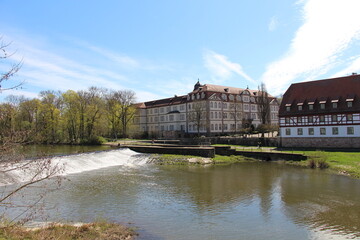 Fototapeta premium Blick über die Fulda auf das Schloss in Rotenburg an der Fulda