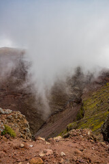 Fototapeta na wymiar Cratère du volcan Vésuve dans la brume