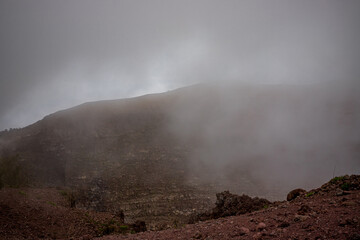 Cratère du volcan Vésuve dans la brume