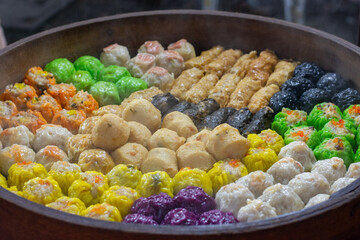 Farbenfrohe Dim Sum und gedämpfte gefüllte Teigtaschen in Asien