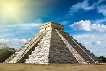 Fototapeta na wymiar Anicent mayan pyramid El Castillo, Temple of Kukulcan in Chichen-Itza, Mexico
