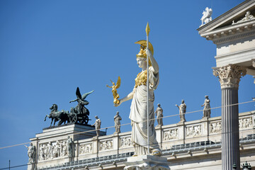 Renoviertes österreichisches Parlament mit der Pallas Athene an der Ringstraße in Wien