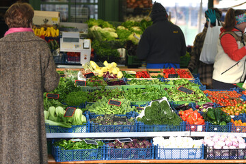 Der bekannte Gr&uuml;nmarkt Viktualienmarkt in M&uuml;nchen, Bayern, Deutschland