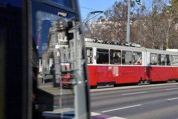 Fototapeta na wymiar Eine Straßenbahn in Wien, Österreich, Europa