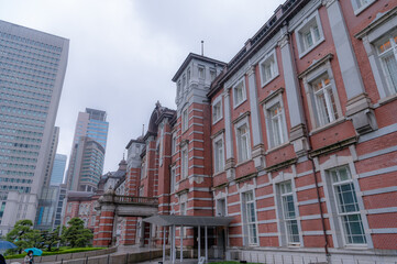 Obraz premium 東京都千代田区丸の内の雨の都市景観