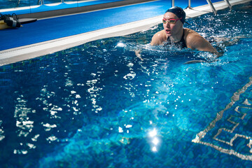 Lady swimmer improving her diving swimming skills