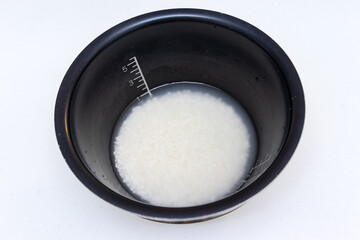 白いお米を水に浸す