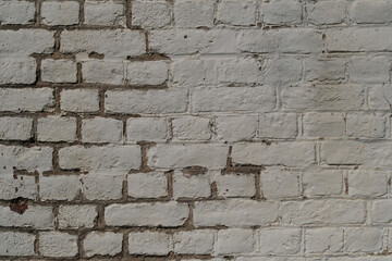 Texture de mur en brique avec peinture blanche abîmée - vieux et ancien 