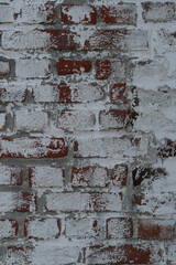 Texture de mur en brique avec peinture blanche abîmée - vieux et ancien 