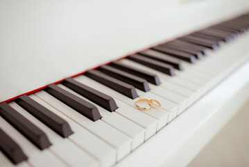 Naklejka premium Wedding rings on the piano