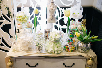 Wedding candy bar with yellow tulips