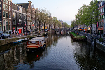 Vue d'ensemble d'un canal à Amsterdam