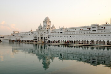 Fototapeta premium The golden temple of Sikh religion at sunset in Amritsar, Punjab, India.