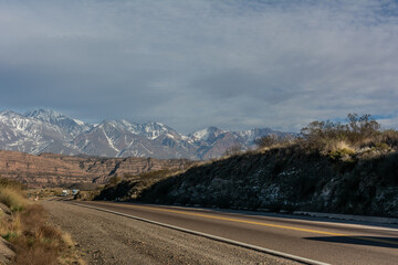 Naklejka premium Pelos desertos de Mendonza na Argentina
