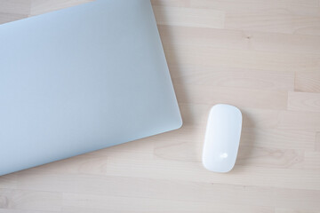 デスクに置かれたノートパソコン