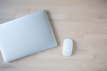 デスクに置かれたノートパソコン