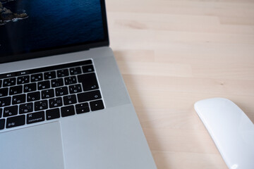 デスクに置かれたノートパソコン