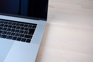 デスクに置かれたノートパソコン