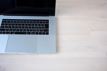 デスクに置かれたノートパソコン