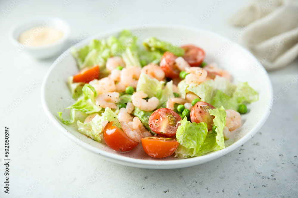 Wall mural Leaf salad with cherry tomatoes and shrimps