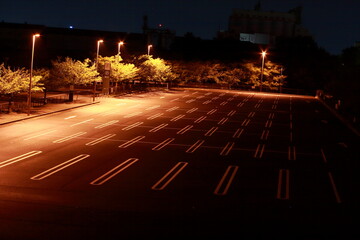 日本 夜の空っぽの駐車場