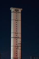 日本 夜の火力発電所の煙突