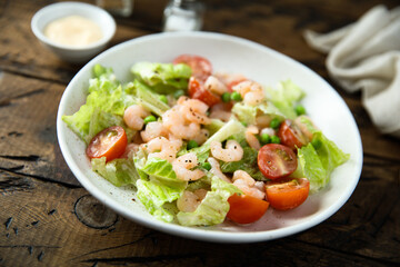 Leaf salad with cherry tomatoes and shrimps