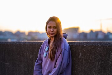 Obraz premium portrait of a Asian woman in Sunset with glowing hair
