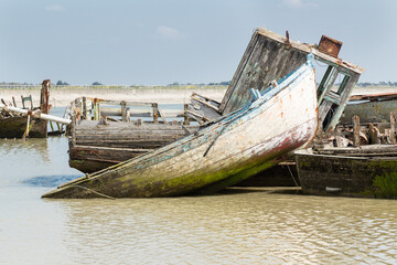 Cimetière marin, vieux bateaux en bois abandonnés dans le chenal d'un port, île de Noirmoutier